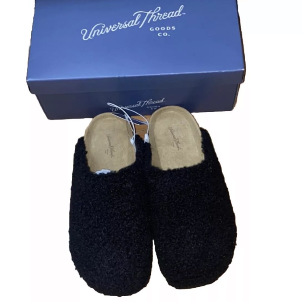 Women’s Universal Threads Black Bev Flat Slip-On Size 7. Brand New With Box.